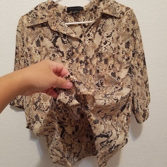 Sanctuary Women's Snakeskin Short Sleeve Blouse size Medium - Picture 7 of 7
